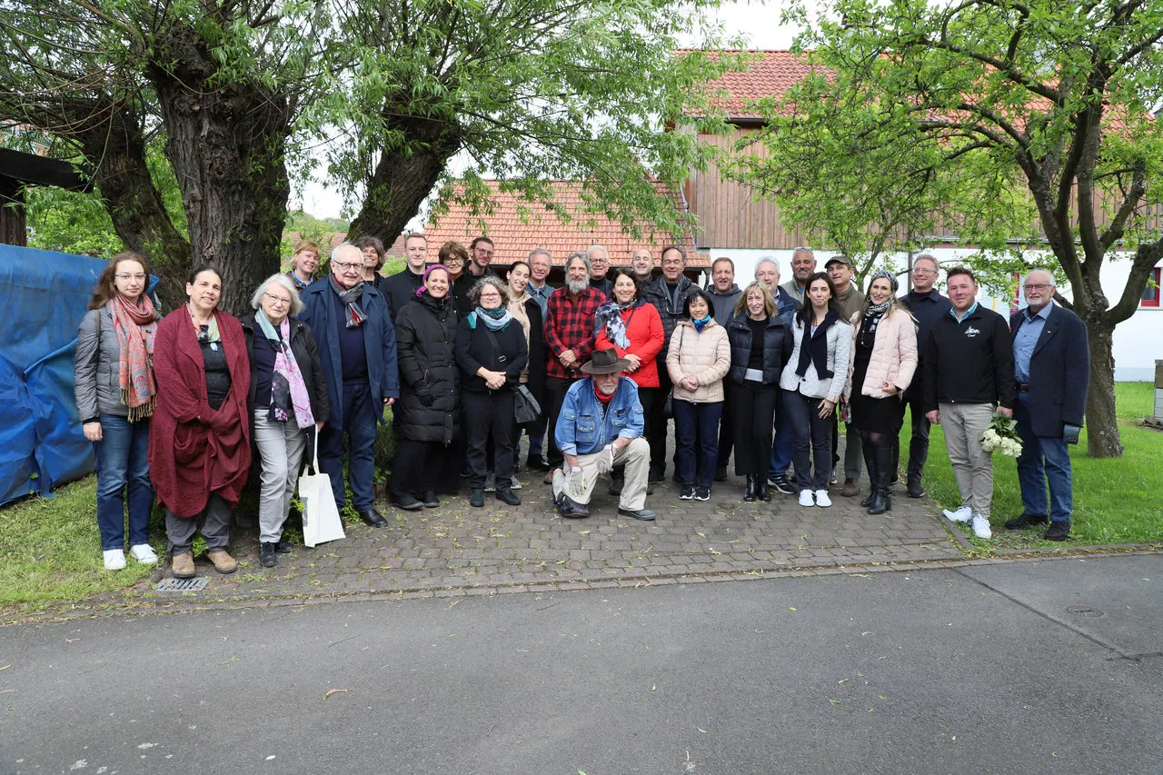 Gruppenbild der Angehörigen sowie 3. v. l. Brigitte Füller-Jerwin, 5 v.l. Dr. Michael Imhof, 7. v.L. Hendrik Storch (Heimatverein), 2 v.r. Ortsvorsteher Daniel Kreis, kniend der Künstler Gunter Demnig.