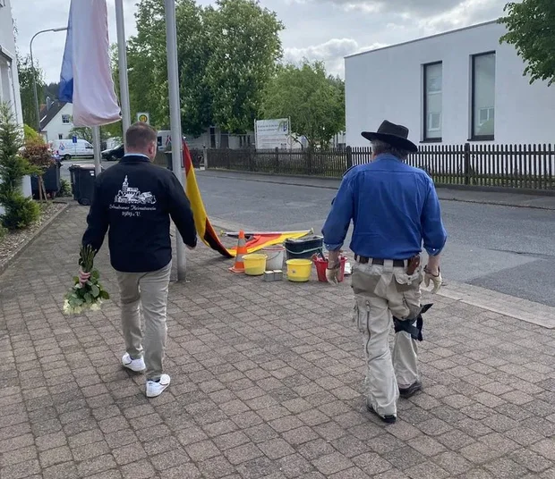 Künstler Demnik und Ortsvorsteher Kreis bei der Verlegung vor dem Rathaus