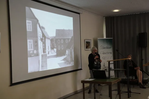 Brigitte Füller-Jerwin bei der Präsentation der Recherche im Bürgerhaus